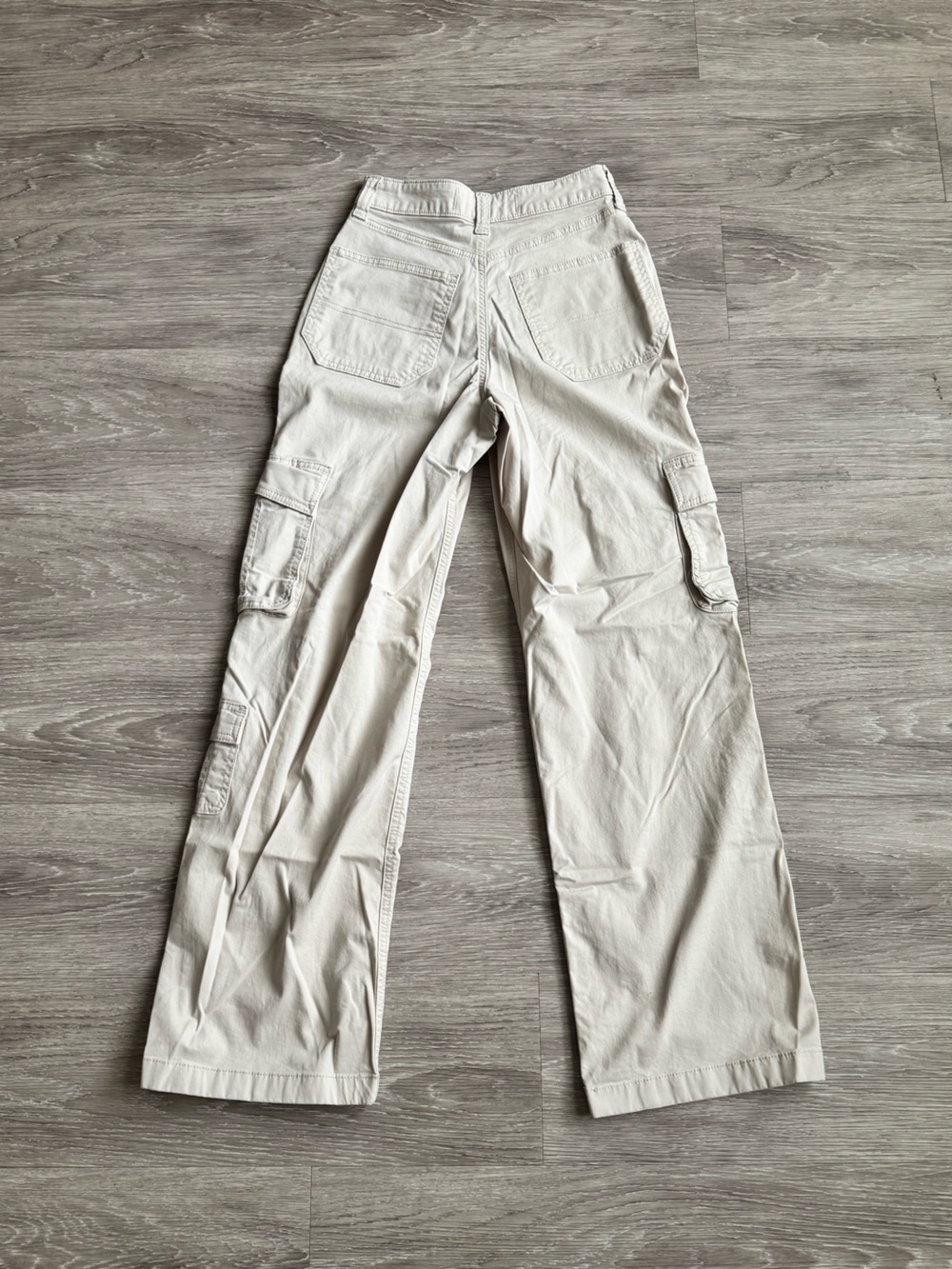 Hollister Co. Ultra High-Rise Baggy Cargo Pants - Picture 2 of 4